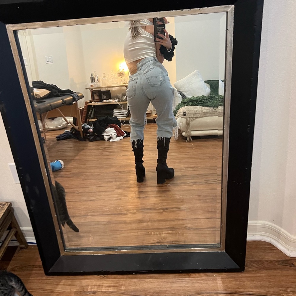 Vintage high wasted Levi’s thrifted - Picture 2 of 5